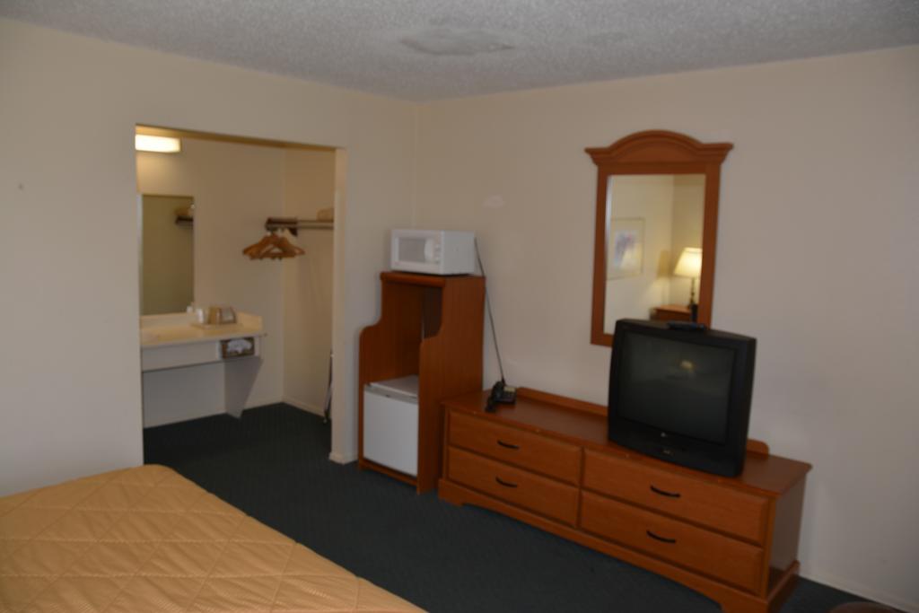 Lake Eufaula Inn & Suites Checotah Exterior photo