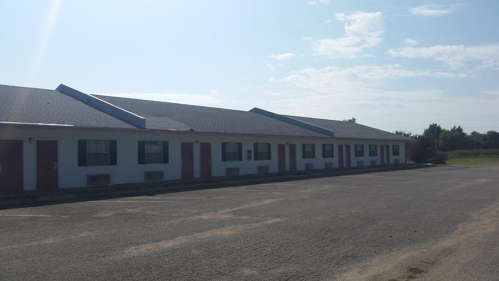 Lake Eufaula Inn & Suites Checotah Exterior photo
